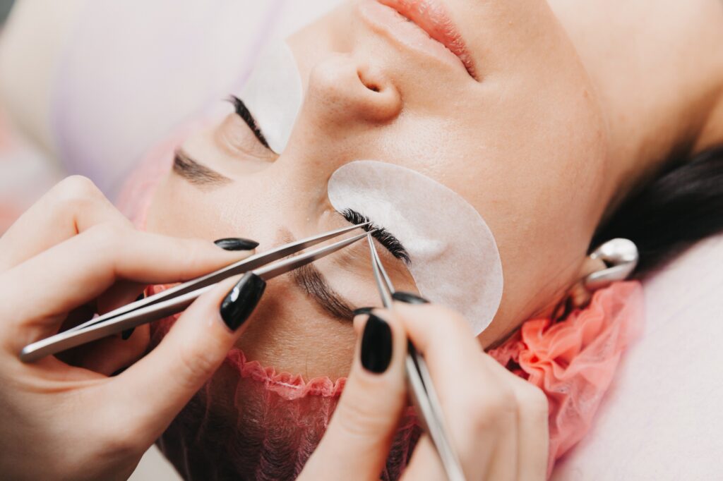 eyelash extensions. master doing eyelash extensions in the salon